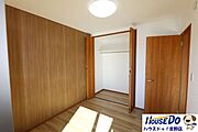 2階洋室4.5帖。バルコニー付き。