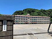 清水中学校生徒数は約300名、教員数は約23名です。（令和7年4月） 1800m