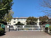 吉野中学校生徒数は約960名、教員数は約54名です。（令和7年4月） 3000m