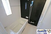 ・水はけがよく、すべりにくい床。・小さなお子様も足が届くので浴槽への出入りも安心のエコベンチ浴槽。