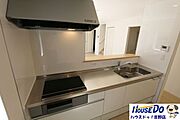 【システムキッチン】調理器具や調味料などがすっぽり収まり、出し入れも簡単なスライド収納となっています。