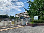 吉野東中学校吉野東中学校生徒数は約553名、教員数は約35名です。（令和7年4月） 2400m
