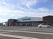 コープ 姶良店・営業時間9:30～21:00・駐車場 : 250台(内3台は優先駐車場）・ダイソー、ユニクロ、西松屋、シュープラザ、ミスタードーナツ、ドラッグストア同敷地内に有り 1280m