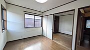 隣の洋室と続間として広々と利用できます。