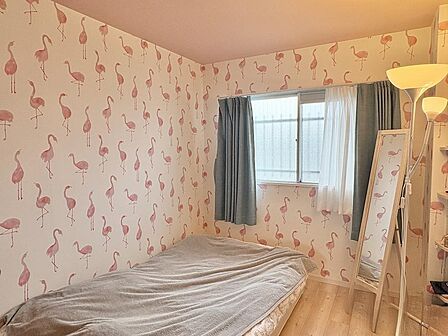 アクセントクロス(フラミンゴ柄)で個性的な空間演出