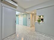 天井が高く、ゆとりある空間設計でくつろぎやすいリビング。
