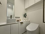 手洗い場・鏡付きのトイレで、収納スペースも豊富なため掃除用品などをすっきりまとめられます。