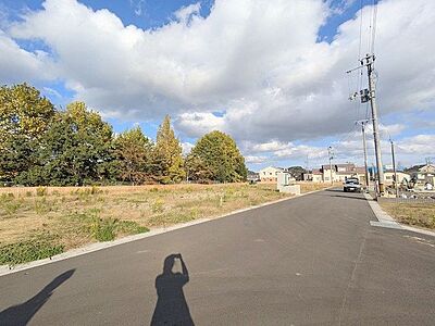 外観:前面道路 外観:前面道路