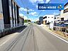 外観：前面道路含む外観