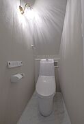 【同仕様・同形状】ウォシュレット付きの高機能トイレ。各階それぞれにトイレを設けておりますので、夜中や朝などの忙しい時間帯にも使い勝手が良く、便利です。≫閉じるボタン、もしくはグ