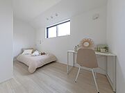約4.9帖の居室。クローゼット付き洋室で収納もしっかり！衣類から趣味の物まで、全てを美しく整理整頓でき、お部屋はいつも広々。自分だけの空間で、ゆったりと過ごしませんか？
