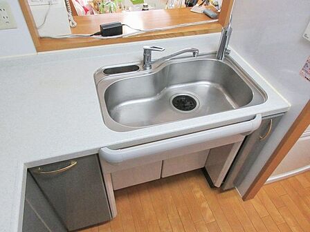 家事動線に配慮されたL字型キッチン♪システムキッチンで調理場が広く作業がはかどります。