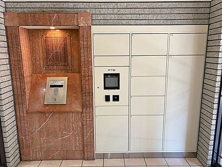 不在時でも荷物を受け取れる宅配ボックスを完備。外出が多い方や忙しいご家庭にも嬉しい便利な設備です♪