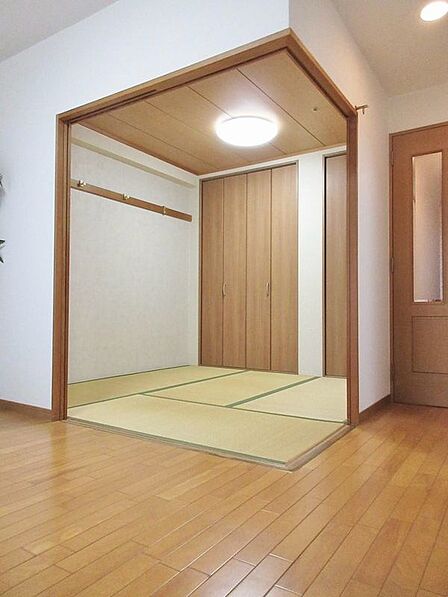 リビングに隣接した和室は、くつろぎの空間としてはもちろん、客間やお子様の遊び場など多用途に活用できます♪