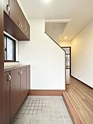 【内外装リフォーム済】玄関内観の様子です。壁天井はクロス張替えを行ない、照明は新品に交換いたしました。