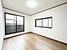 子供部屋：【リフォーム完成】照明器具交換、クロス張替え、フローリング上張りを実施。南側バルコニーに面した明るい洋室で、たっぷりの陽光と開放感を享受できます。