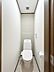 トイレ：【リフォーム完成】トイレ交換、照明器具交換、クロス張替え、CF張替えを実施。2階にもトイレがあるため、朝の混雑時や夜間も便利にご利用いただけます。