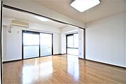 洋室15.22帖、照明器具は備え付けです。