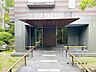 エントランス：お子様にとっての「実家」となるマンション。その入り口では優しい管理人さんが明るい挨拶で出迎えてくれます。綺麗に管理された共用部は大変気持ちの良い空間です