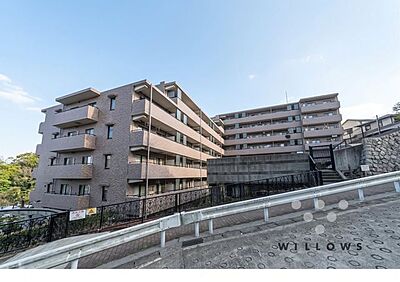 外観:落ち着きのあるタイル貼りが印象的な、重厚感あふれる外観デザイン。周囲の豊富な緑や綺麗な街並みと美しく調和し、住まう誇りを感じさせる佇まいです。高台の爽やかな風と陽光に包まれた上質な低層邸宅です 外観:落ち着きのあるタイル貼りが印象的な、重厚感あふれる外観デザイン。周囲の豊富な緑や綺麗な街並みと美しく調和し、住まう誇りを感じさせる佇まいです。高台の爽やかな風と陽光に包まれた上質な低層邸宅です