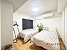 洋室：各部屋を最大限に広く使って頂ける様、全居室に収納付。スーツやコートにジャケット、季節物の家電と多様に収納できます。プライベートルームはゆったり快適に。。