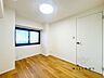 室内：リモートワークにピッタリのお部屋。エアコンも設置可能なので、通常の居室として使用可能。テーブルや椅子を置いて読書はもちろん、様々な生活の光景を演出してくれる空間です。