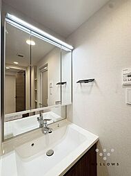 洗面小物をすっきり収納できる新しい洗面台。散らかりがちな水回りも綺麗にキープできます
