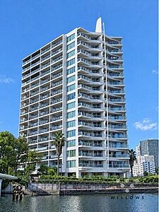 外観：大切なペットとも暮らせる(規約有)、地上16階建て（9階部分）のマンションです。周辺は教育施設や商業施設が揃う、暮らしやすい街並みが魅力的です。