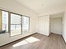 寝室：7帖の洋室です。こちらのお部屋からはベランダに出ることも可能です。大きなベットや家具も置ける広さですので、快適なお部屋に仕上げちゃいましょう！
