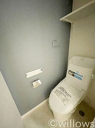 トイレは白を基...