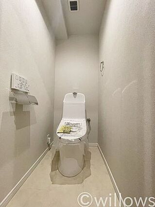 トイレは白を基...