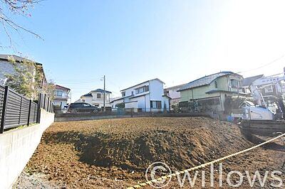 外観：低層住宅地の閑静な環境と駅徒歩10分の利便性を享受できるロケーション。土地面積110m2超とゆとりある建物プランが実現できます♪