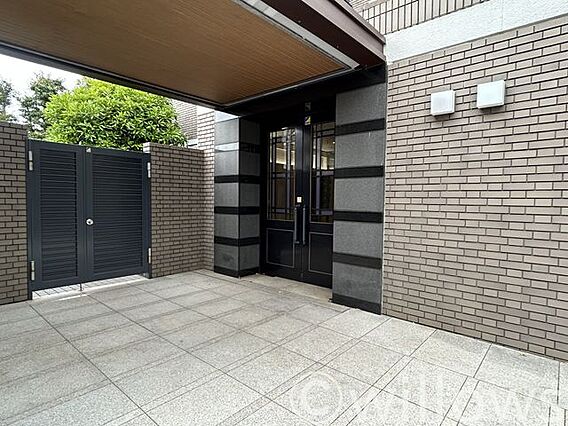 エントランスは...