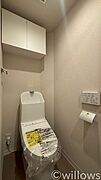 いつまでも清潔な空間であってほしい水回りは、目に留まるだけではなく、汚れをふき取り易いフロアと壁紙に。