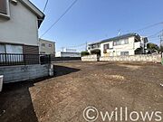 周りに高い建物もなく開放的です。家族の温かさと陽光の暖かさ、楽しい毎日と明るい未来を予感させる「空間が織り成すひとつ先の住み心地」を演出します。