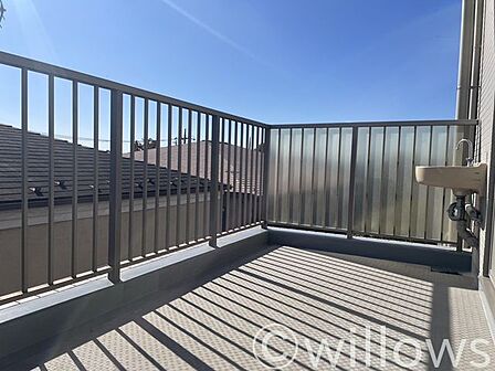 陽当たり・通風・開放感・眺望に恵まれた環境です。周辺は高い建物がなく青い空が遠くまで広がります。朝の澄んだ空気や、日中の清々しい風を感じられるバルコニーは陽射しがたっぷり入り、洗濯物がよく乾きます。