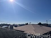 南向きの為、しっかりと陽当たりを確保できます。周辺は低層住宅街なので、高い建物が建つ心配もございません。心地よい風と、自然を感じる緑を臨みます。都心にいながら春夏秋冬様々な景色を見せてくれます。