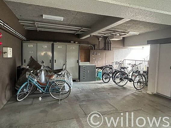 駐輪場は屋根付...