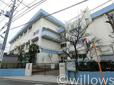 大切なペットとも暮らせる(規約有)、地上15階建て(12階部分)のマンションです。
