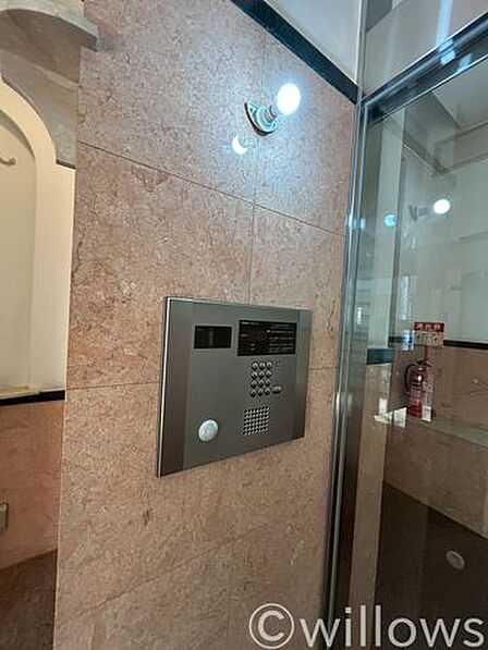 オートロック付きエントランスを採用。来訪者をしっかり確認でき、日々の出入りも落ち着いて行えます。暮らしに配慮した共用設備です。