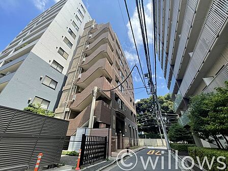 街に溶け合う美しい景観を生みだしているにも関わらず、採光や風通しを考えて設計された間取り。近隣との視線を考え、街全体で調整される窓位置。住まうご家族の心地よさを最優先しました。