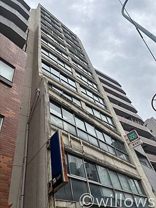 現地で建物のボ...