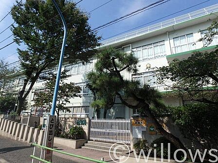 新宿区立西戸山小学校 徒歩7分。 560m