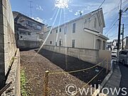 約8mのゆとりある前面道路に接する敷地。駐車場付きプランも検討可能です。