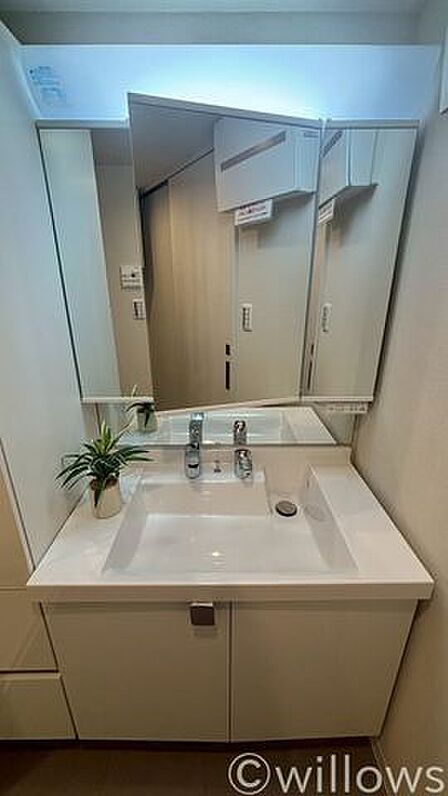 洗面台は朝を快適させてくれる空間としては大切な空間です。バタバタしている忙しい朝でも収納が多い洗面台では短時間で効率良く支度ができます。