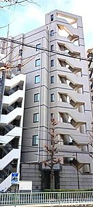 外観:堂々たる趣ながら、主張し過ぎずどこか余裕を感じさせるシャープなフォルムで佇むマンションは、晴天の空と照らし合わせる事で、本来あるべき完成形の姿を見せてくれます。 外観:堂々たる趣ながら、主張し過ぎずどこか余裕を感じさせるシャープなフォルムで佇むマンションは、晴天の空と照らし合わせる事で、本来あるべき完成形の姿を見せてくれます。