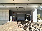 敷地内駐車場を備え、車での移動が多い方にも便利な共用設備。荷物の積み下ろしや乗り降りもしやすく、日々の外出や送迎をスムーズに支えてくれます。