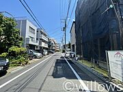 前面道路が5.9メートルの幅員がありますので、駐車の際も安心です。邸宅地として相応しい、ゆったりとしたスケール感が感じられます。