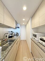 独立したシステムキッチン。備え付けの収納はボリューム◎お部屋として独立しており、油や匂いがリビングへ広がりづらい設計。
