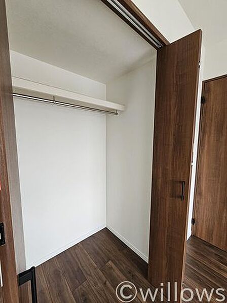 収納クローゼットは棚やハンガーパイプが付いており、スーツや上着などが収納可能です。ゴルフバッグやスノーボードなど趣味のお荷物も十分収納が可能です。日常で使わないものや食料のストックも可能です。